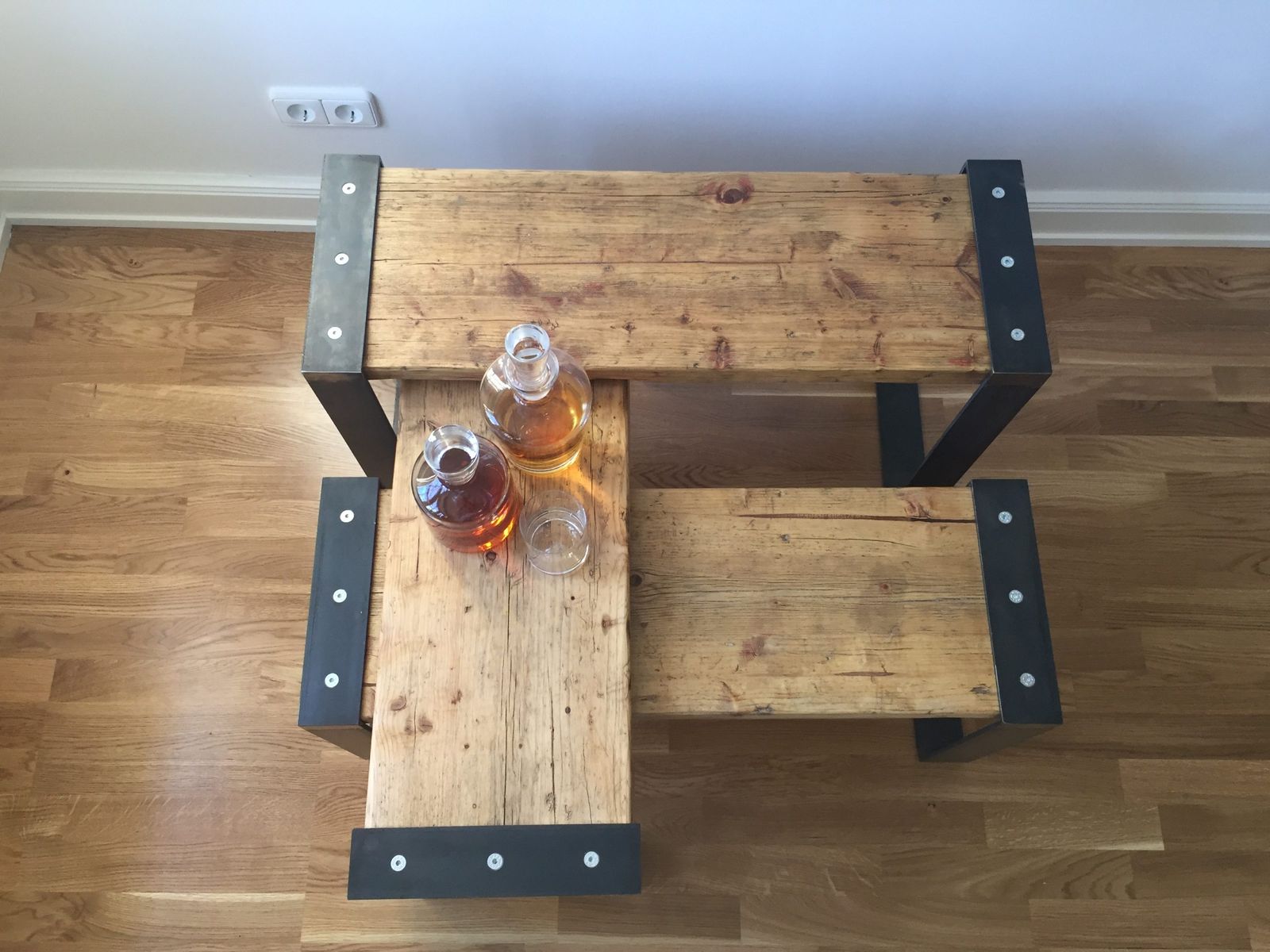 Tisch-Kombination aus schwarzem Stahl + Gerüstbohlen